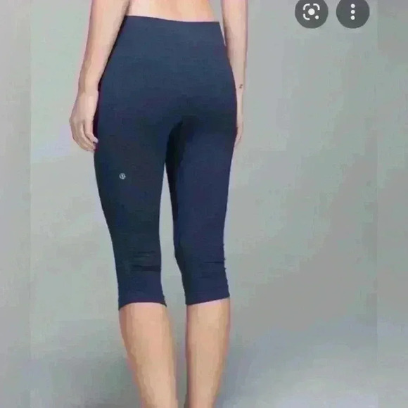 Lululemon in the Flow crop size 4 - Picture 1 of 8